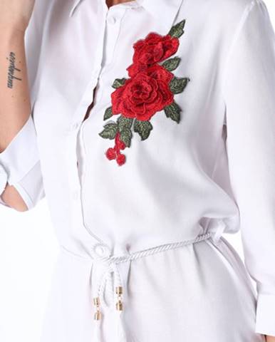 Dámske šaty s vyšívanými červenými kvetmi, biele