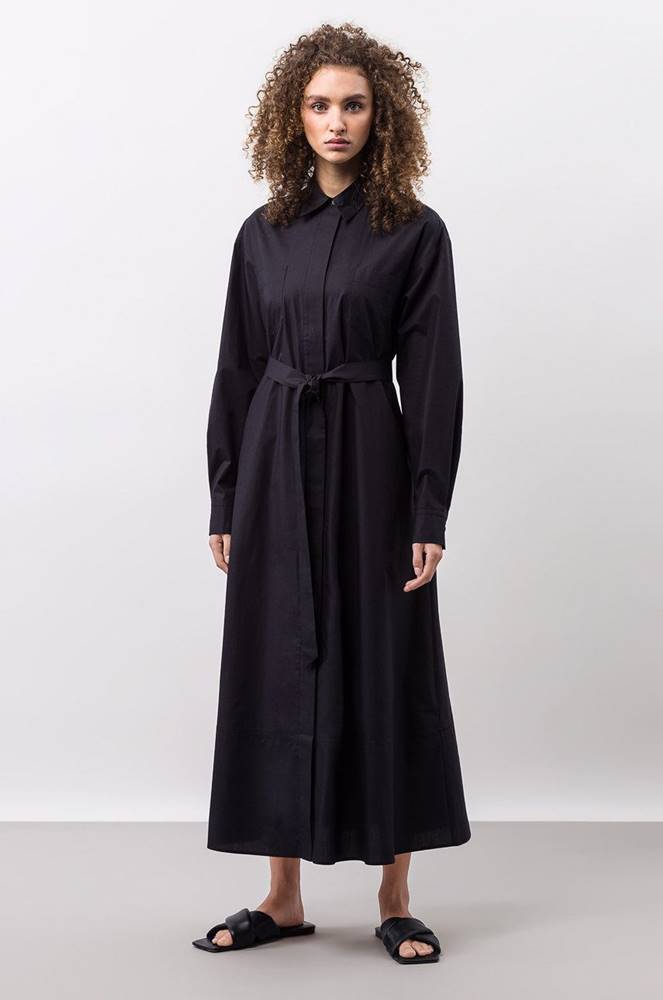 Bavlnené šaty Ivy & Oak čierna farba, midi, áčkový strih