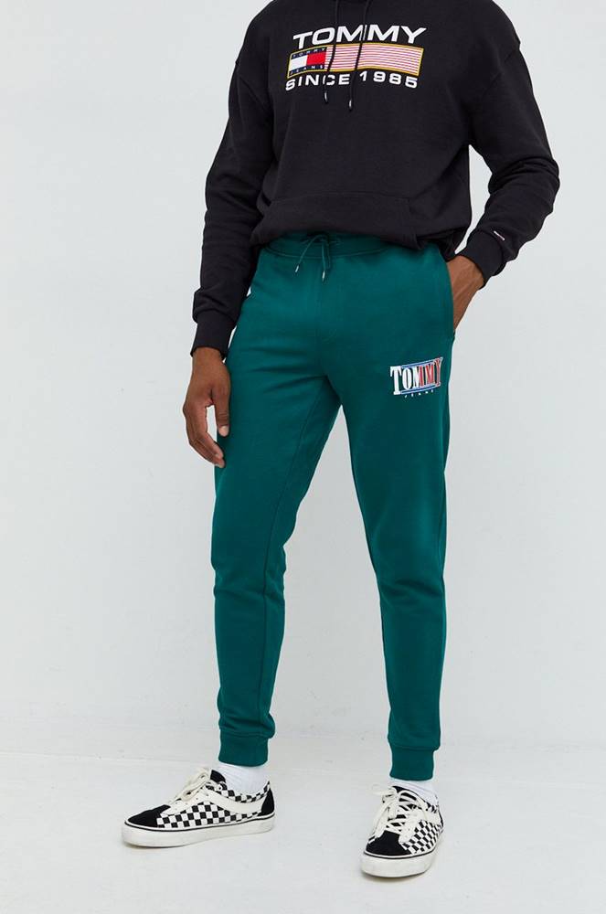 Bavlnené tepláky Tommy Jeans pánske, zelená farba, s potlačou